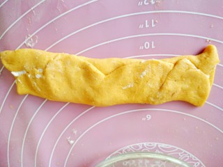 最爱面包+南瓜欧包（枸杞奶酪馅）,两边向中间对折