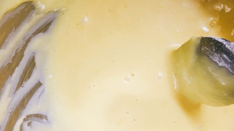 迷你萨瓦林戚风蛋糕,均匀翻拌好蛋黄糊。