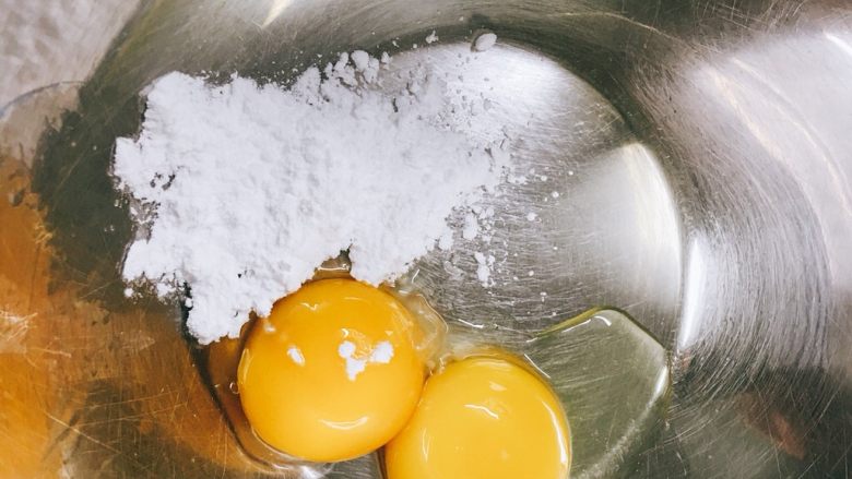 迷你萨瓦林戚风蛋糕,蛋黄加入5G细砂糖（家里缺货了，用糖粉代替的）搅拌均匀。