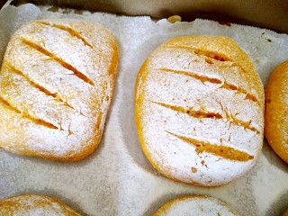 最爱面包+南瓜欧包（枸杞奶酪馅）,烤好取出，很香的南瓜味道