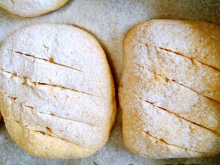最爱面包+南瓜欧包（枸杞奶酪馅）,割包，用锋利的刀子