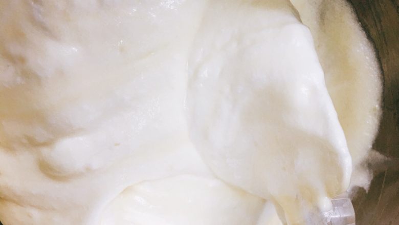 迷你萨瓦林戚风蛋糕,将蛋白糊分三次拌入蛋黄糊中，以J字形手法，翻拌均匀。