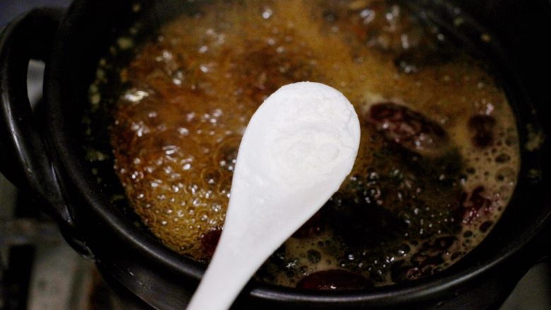 红枣芋头糖水,放小半勺淀粉，这样汤汁会粘稠