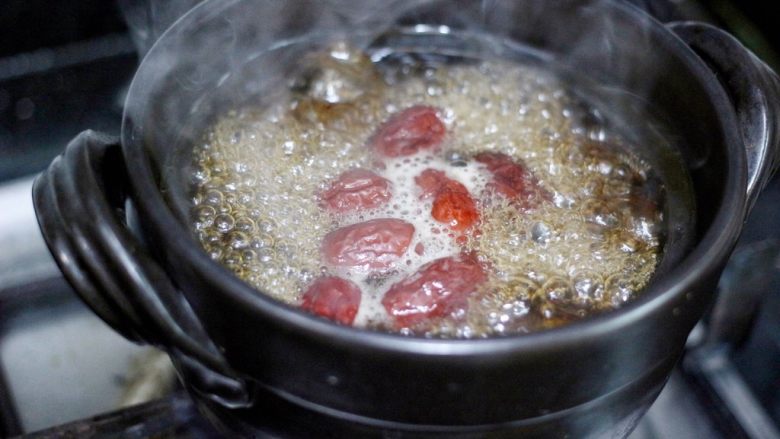 红枣芋头糖水,煮沸，炖至芋头完全熟了就可以了