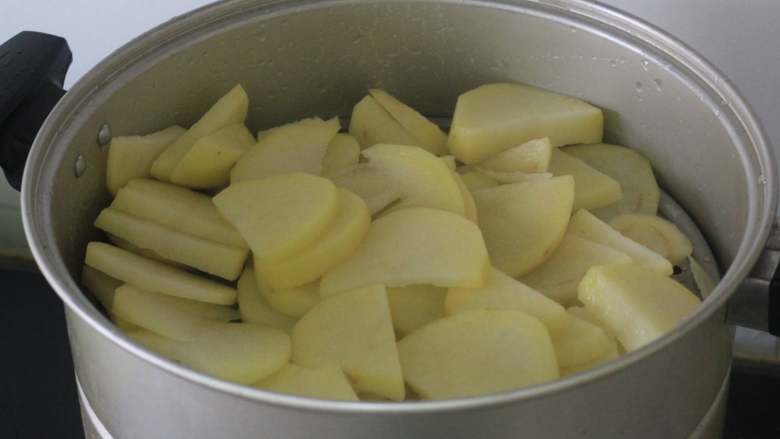 土豆什锦小丸子，朋友圈特供,蒸锅大火做开水，中火蒸土豆片20分钟，蒸至软烂关火。