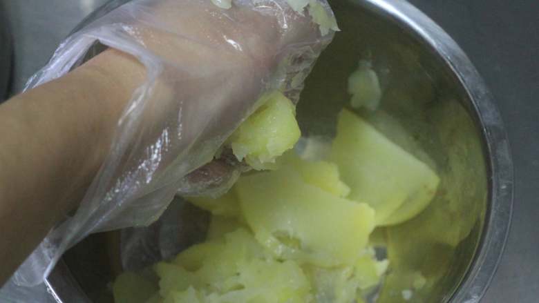 土豆什锦小丸子，朋友圈特供,带上一次性手套，把蒸好的土豆片攥成泥。