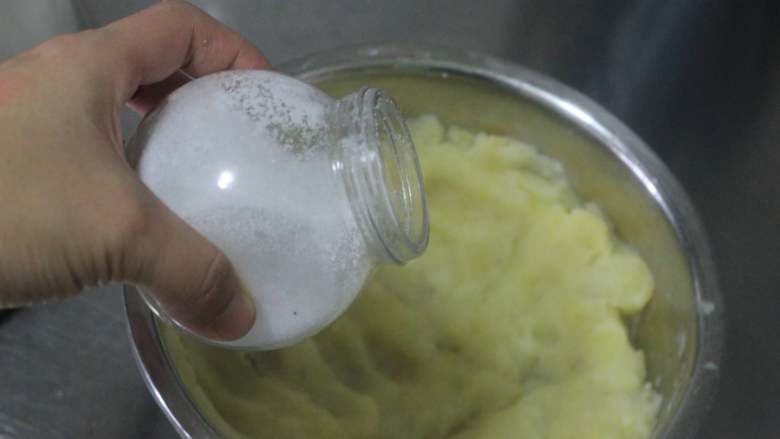 土豆什锦小丸子，朋友圈特供,攥好的土豆泥里加上大约一小勺盐。