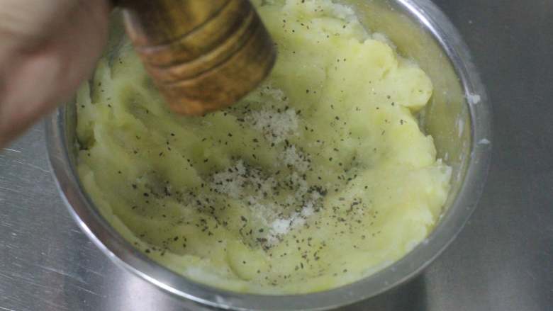 土豆什锦小丸子，朋友圈特供,按照自己的口味添加适量的现磨黑胡椒。