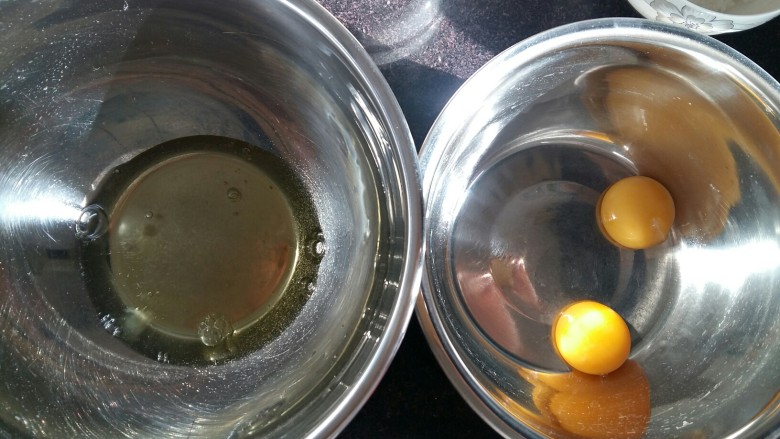 戚风杯子蛋糕,蛋清蛋黄分离，蛋清盆中必须无油无水。
