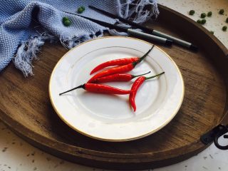 #懒人料理# 白灼菜芯,准备小米椒。