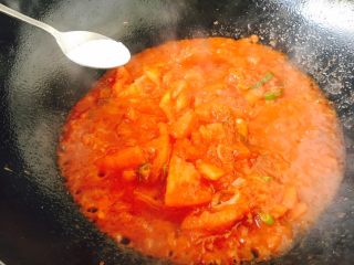 西红柿炒鸡蛋豌豆,放入适量的盐。