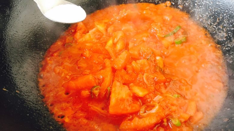 西红柿炒鸡蛋豌豆,放入适量的盐。