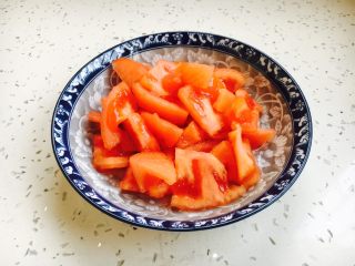 西红柿炒鸡蛋豌豆,把另外一个切成块。
