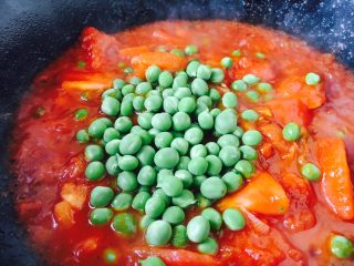 西红柿炒鸡蛋豌豆,放入豌豆，把它们炒熟。