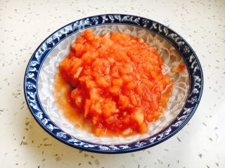 西红柿炒鸡蛋豌豆,把其中的一个西红柿切成泥。