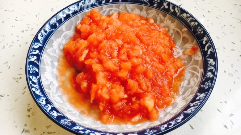 西红柿炒鸡蛋豌豆,把其中的一个西红柿切成泥。