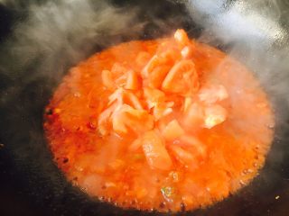 西红柿炒鸡蛋豌豆,再放入步骤8的番茄快。