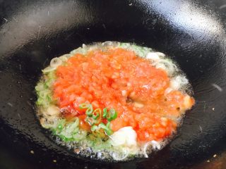 西红柿炒鸡蛋豌豆,放入步骤7的番茄泥。