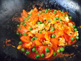西红柿炒鸡蛋豌豆,翻炒均匀即可。