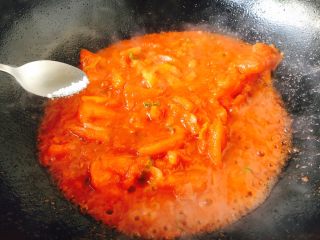 西红柿炒鸡蛋豌豆,放入少许的糖。