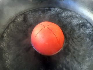 西红柿炒鸡蛋豌豆,水开后放入西红柿烫一下。