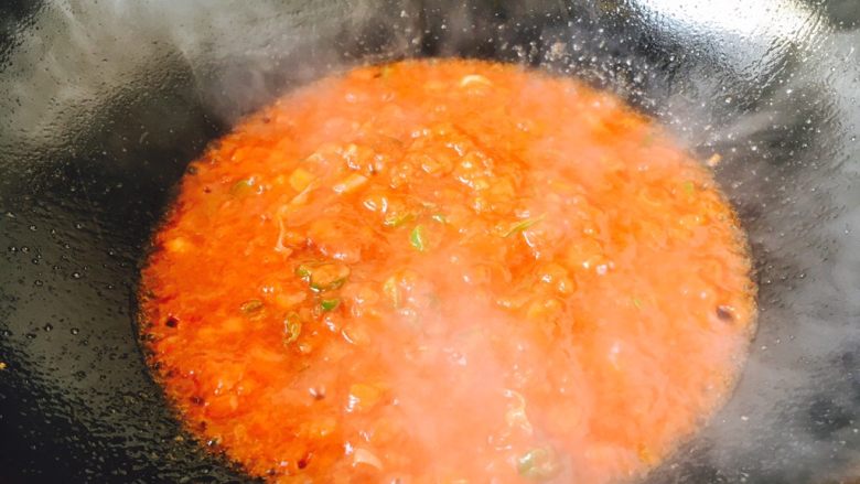 西红柿炒鸡蛋豌豆,把它们炒匀。
