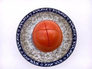 西红柿炒鸡蛋豌豆,在西红柿的顶部划个十字。