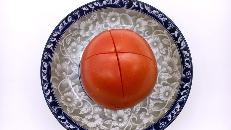 西红柿炒鸡蛋豌豆,在<a style='color:red;display:inline-block;' href='/shicai/ 3551'>西红柿</a>的顶部划个十字。