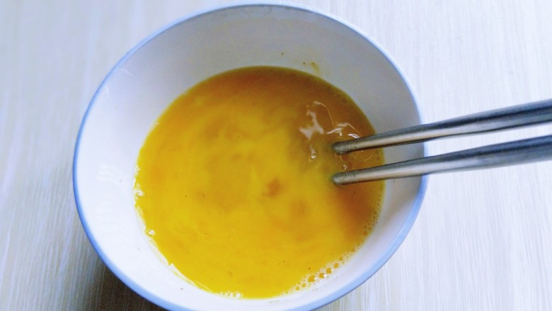 番茄炒蛋盖浇饭,用筷子打散至均匀。
