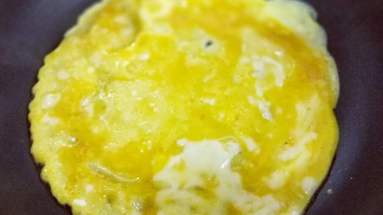 番茄炒蛋盖浇饭,起油锅，油温7成时倒入蛋液，小火煎蛋饼。