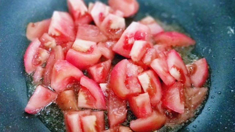番茄炒蛋盖浇饭,锅中再次加入食用油，倒入切好的番茄煸炒。