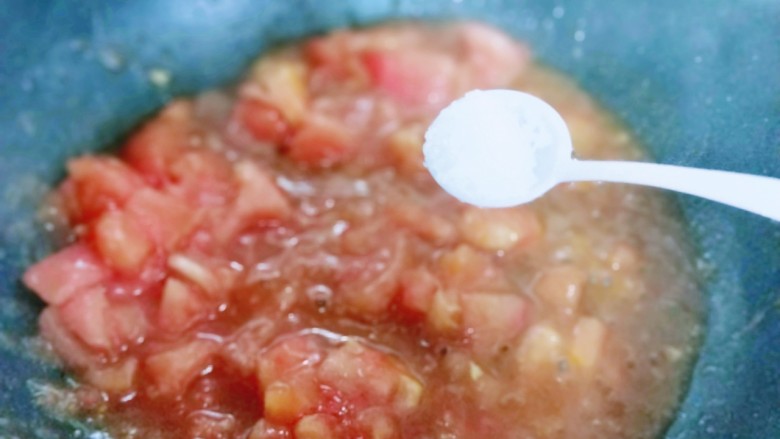 番茄炒蛋盖浇饭,再加入盐，翻炒均匀至番茄软碎即可。