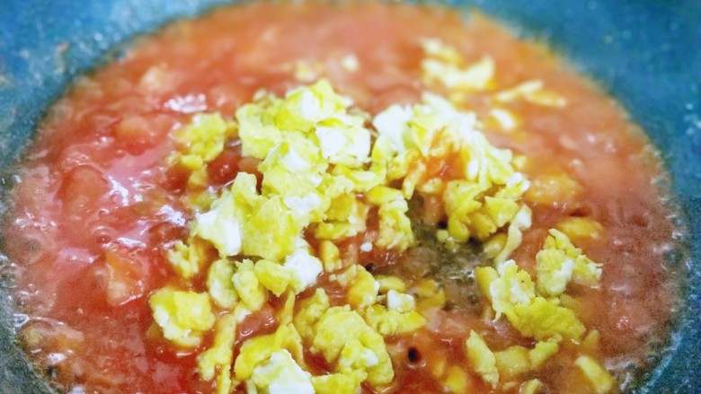 番茄炒蛋盖浇饭,加入提前煎好的鸡蛋，快速翻炒均匀即可出锅。