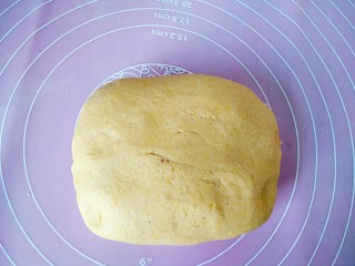 最爱面包+粗粮面包,面团取出按压成形，按扁