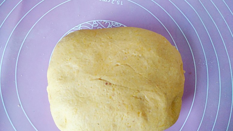 最爱面包+粗粮面包,面团取出按压成形，按扁