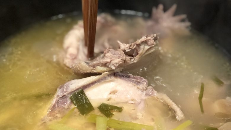 一锅两吃-白斩老鸡,用筷子测试熟透状态