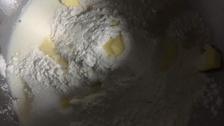 #最爱面包#椰蓉焦糖炼奶酱面包,中种面团材料揉成面团