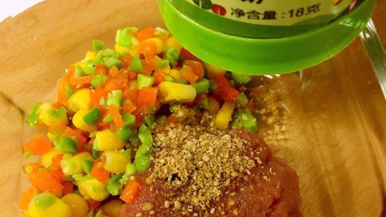 宝宝辅食-花瓣饺子,芝麻三菇粉拌匀。