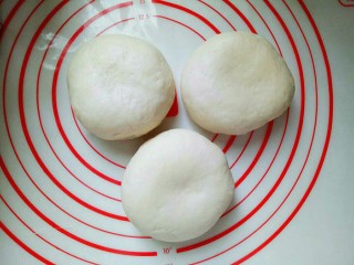 最爱面包＋豆沙馅小面包,将发酵好的面团取出，分成3等份，揉圆，盖上保鲜膜松弛10分钟。