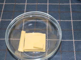 红茶燕麦椰丝球,提前把黄油从冰箱取出，室温软化，或放温暖处软化