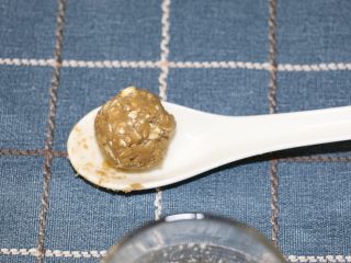 红茶燕麦椰丝球,用小勺子挖20g左右大小一个，滚圆