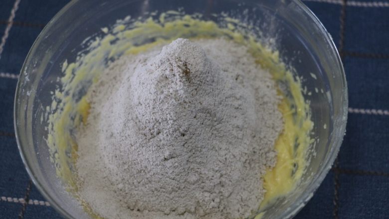 红茶燕麦椰丝球,筛入之前混合的粉
