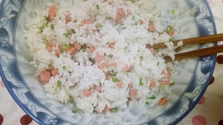 炸米饭团子,米饭拌匀备用