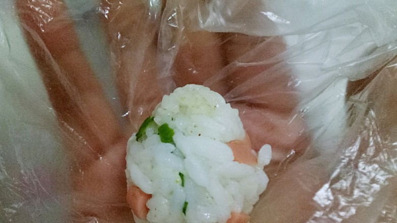炸米饭团子,用一次性手套可以防止米饭粘在手上，取适量米温柔的团成团子(没有一次性手套可以用保鲜膜或者保鲜袋)