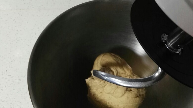 全麦红糖桂圆核桃软欧包,厨师机桶里依次放入红糖水，盐，高粉和全麦粉，最后放入4克干酵母，揉成光滑的面团。
