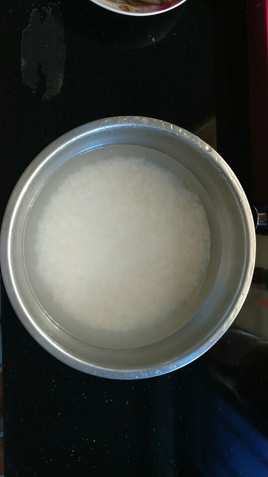 鲜虾白米粥,淘米并浸泡30到45分钟，浸泡一个小时更好。