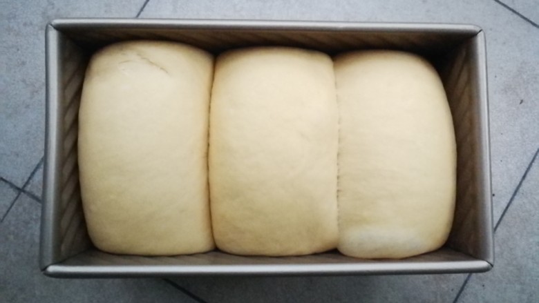 最爱面包+南瓜吐司,放入烤箱，开启发酵档，进行二发，约45分钟发至九分满即可