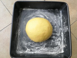 最爱面包+南瓜吐司,揉面完成后，将面团滚圆，放入撒了干粉防粘的烤盘里，加盖保鲜膜进行一发