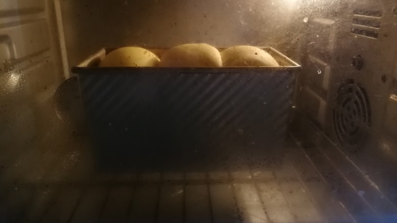 最爱面包+南瓜吐司,二发完成后，烤箱180度预热5分钟，然后送入烤箱烘烤，180度上下火下层烘烤35分钟，中途看顶部上色情况加盖锡纸，以防上色过度