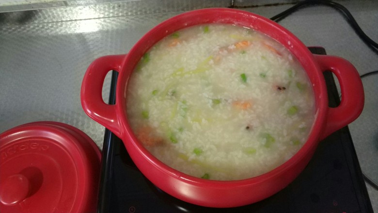 鲜虾白米粥,继续烹煮五分钟就可以出锅了。